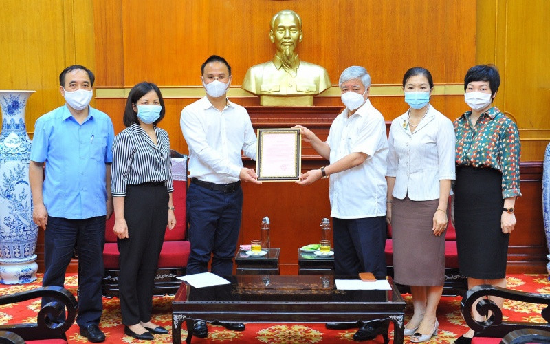Chủ tịch Ủy ban Trung ương Mặt trận Tổ quốc Việt Nam Đỗ Văn Chiến trao Thư cảm ơn của Mặt trận Tổ quốc Việt Nam đến Tập đoàn Hyosung. Tập đoàn Hyosung ủng hộ Quỹ phòng, chống Covid-19 32 tỷ đồng -0