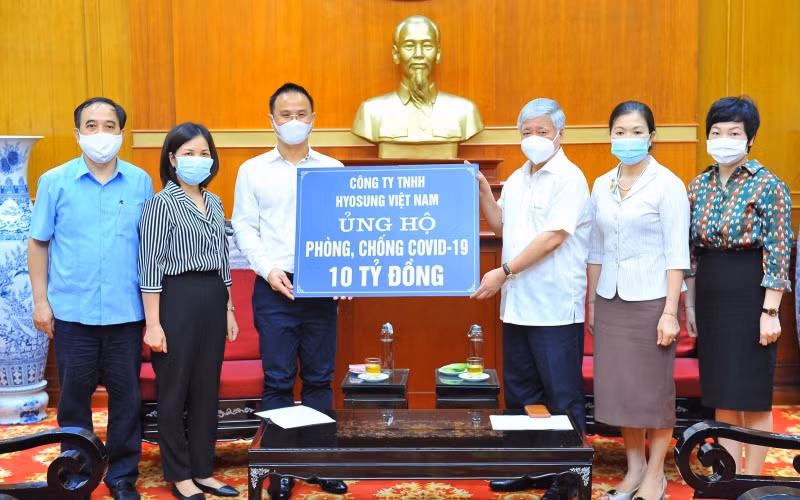 Ông Phạm Minh Cao, đại diện Tập đoàn trao 10 tỷ cho Quỹ phòng, chống Covid-19.