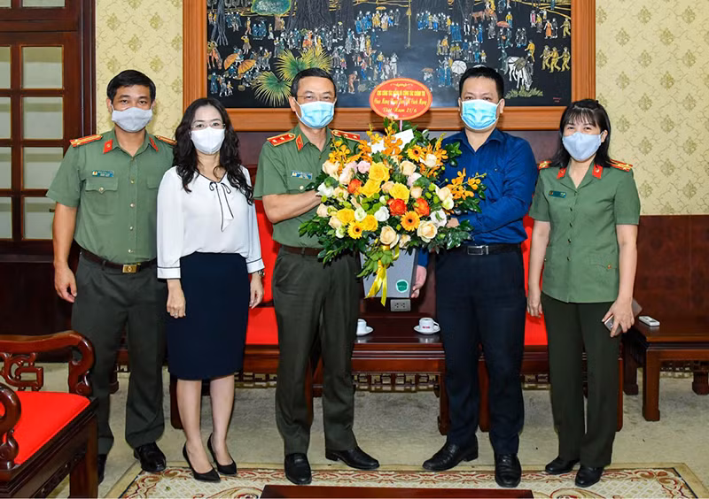 Chủ tịch nước gửi lẵng hoa, các bộ, ngành, đơn vị tới thăm, chúc mừng Báo Nhân Dân nhân ngày báo chí 21-6 -0