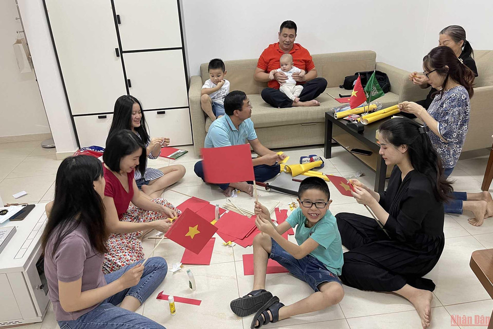 Cả gia đình quân quần chuẩn bị chào đón đội tuyển Việt Nam. Cổ động viên Việt Nam tại Saudi Arabia vào sân