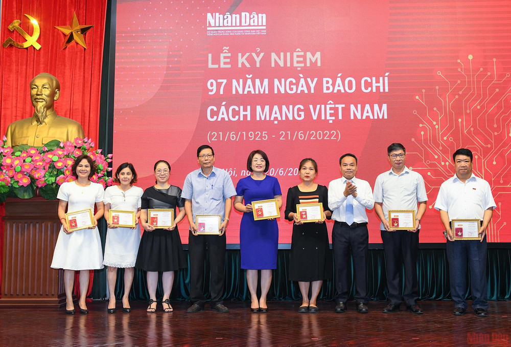 Đồng chí Đinh Như Hoan, Phó Tổng Biên tập Báo Nhân Dân trao Kỷ niệm chương Báo Nhân Dân cho các đồng chí đã có nhiều cống hiến cho sự nghiệp Báo Nhân Dân. Hình ảnh Lễ Kỷ niệm 97 năm Ngày Báo chí Cách mạng Việt Nam -0