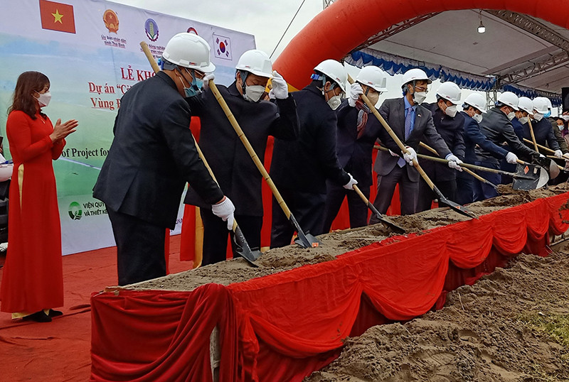 Các đại biểu thực hiện nghi thức khởi công dự án tại xã Liên Hoa, huyện Đông Hưng, tỉnh Thái Bình. Triển khai dự án 4,5 triệu USD do Chính phủ Hàn Quốc viện trợ không hoàn lại -0