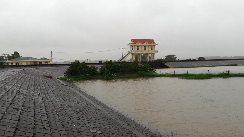 Đê sông Yên được kè kiên cố, bảo đảm năng lực ứng phó với mưa lũ. Thanh Hóa mở cửa biển, tiếp tục tiêu, thoát nước -0