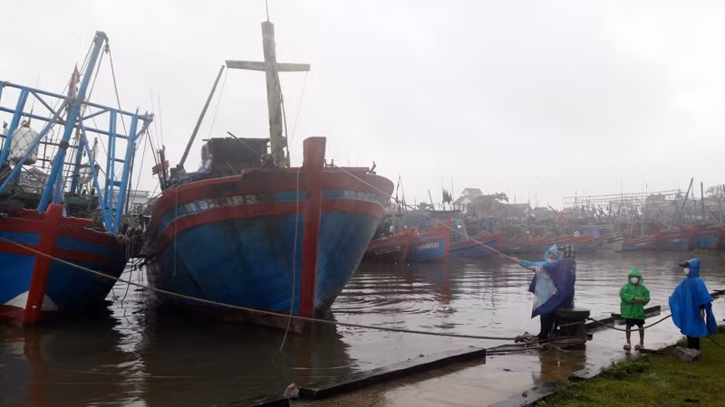 Người dân tháo dây néo, tách tàu để di chuyển ra biển. 