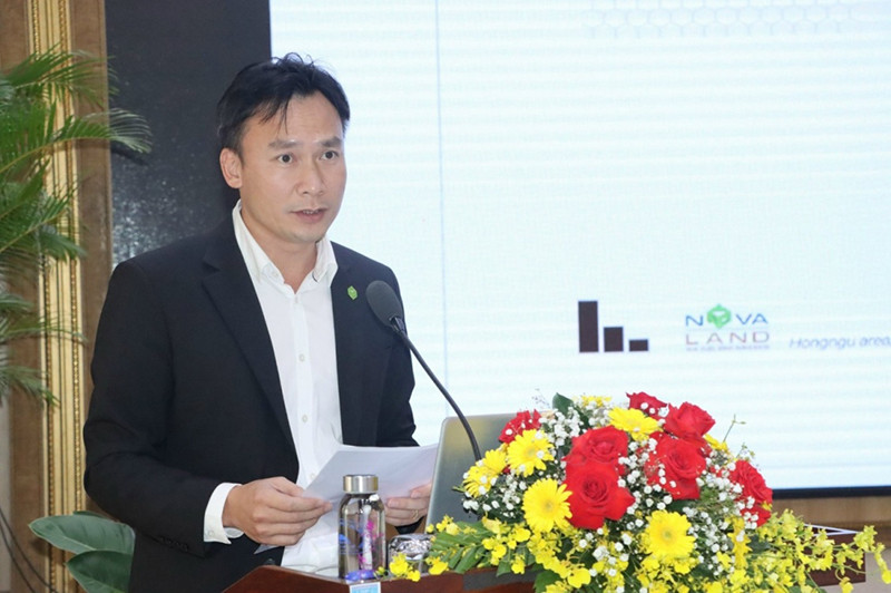 Đại diện NovaGroup trình bày ý tưởng quy hoạch chung cho huyện Hồng Ngự và thành phố Hồng Ngự (Đồng Tháp). NovaGroup đóng góp ý tưởng phát triển kinh tế cho khu vực biên giới của Đồng Tháp -0
