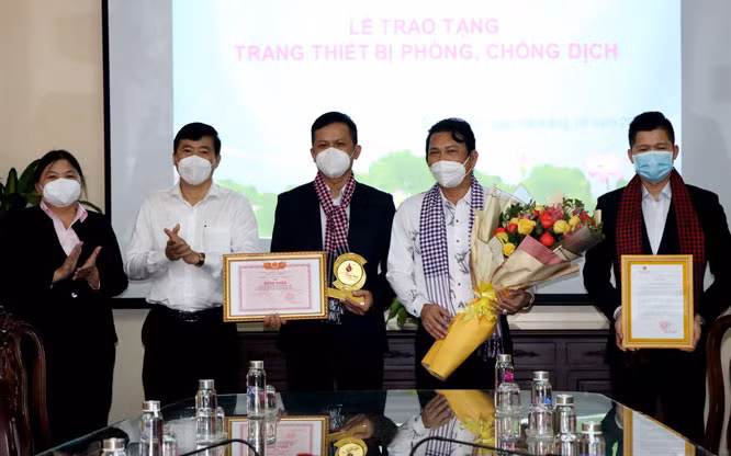 Chủ tịch UBND tỉnh Đồng Tháp Phạm Thiện Nghĩa trao Bằng khen và Thư cảm ơn Công ty Cổ phần Ô-tô Trường Hải. (Ảnh: VĂN KHƯƠNG)