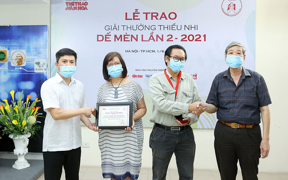 Ban Tổ chức trao giải thưởng cho đạo diễn, NSND Phương Hoa và nhà biên kịch Phan Đức Tuấn. Trao giải thưởng thiếu nhi Dế Mèn dành cho văn học, mỹ thuật và điện ảnh -0