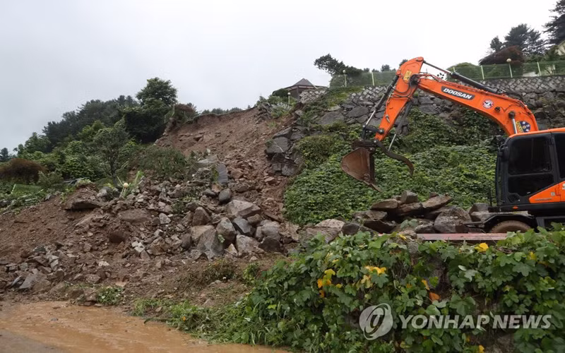 Hàn Quốc tiếp tục chịu thiệt hại do mưa lớn, 13 người chết -2