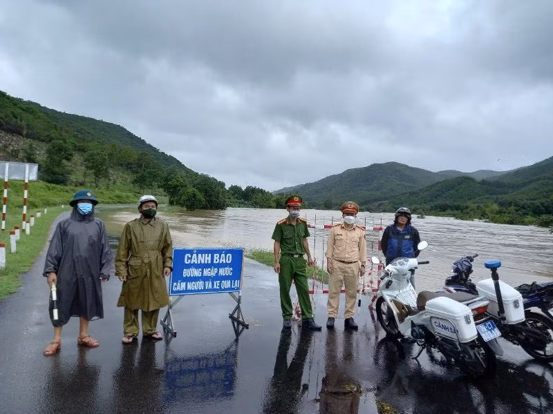 Phú Yên nước ngập, ách tắc giao thông nhiều nơi, thủy điện xả lũ 2.500m3/giây -0