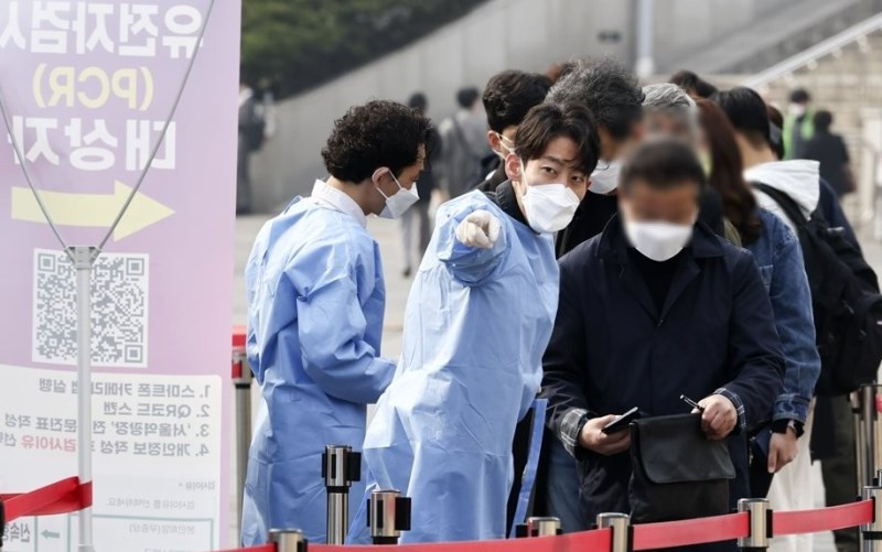 Nhân viên y tế hướng dẫn người dân xếp hàng chờ xét nghiệm Covid-19 tại ga Seoul, thủ đô Seoul, Hàn Quốc, sáng 6/4/2022. (Ảnh: Yonhap) “Omicron tàng hình” đang chiếm ưu thế tại Anh -0