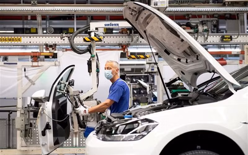 Công nhân làm việc trên dây chuyền lắp ráp xe ô tô của Hãng Volkswagen ở Wolfsburg (Đức). (Ảnh: Reuters/TTXVN)