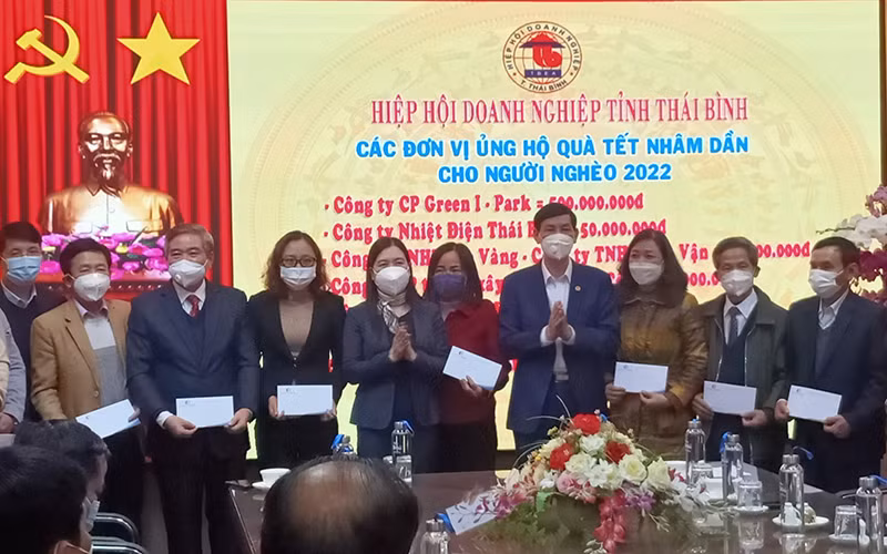Hiệp hội Doanh nghiệp tỉnh Thái Bình trao hơn 1.000 suất quà Tết, tổng giá trị gần 500 triệu đồng cho 17 đơn vị trên địa bàn.