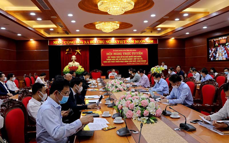 Đông đảo nhà đầu tư tham gia bàn về giải pháp tháo gỡ khó khăn sau đại dịch Covid-19. Hòa Bình tháo gỡ khó khăn cho các doanh nghiệp, hợp tác xã sau dịch -0