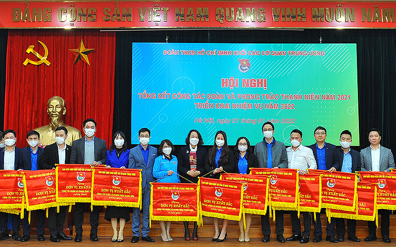 Các cơ sở Đoàn thanh niên trong Khối cơ quan Trung ương nhận Cờ thi đua xuất sắc tại Hội nghị.