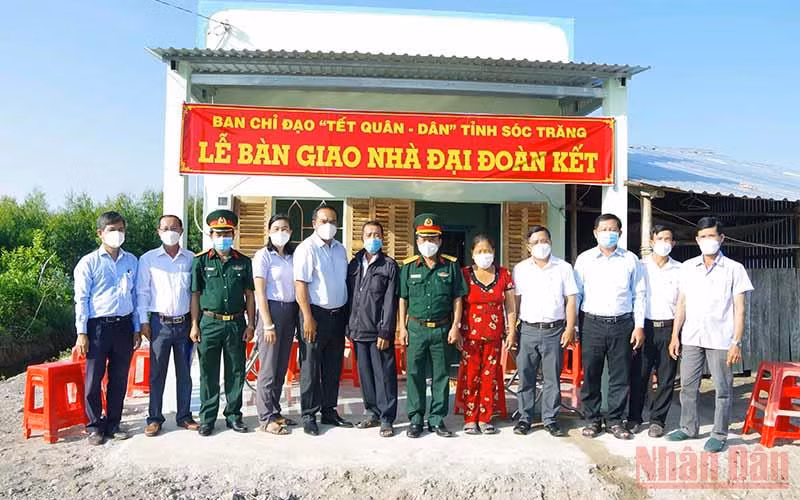 Ban Chỉ đạo Tết quân-dân tỉnh Sóc Trăng tặng nhà đồng đội, nhà đại đoàn kết. 