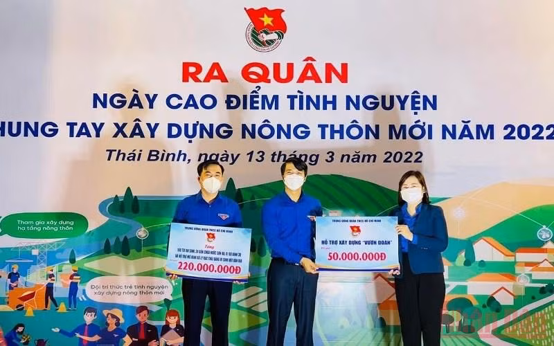 Trung ương Đoàn tặng biểu trưng kinh phí hỗ trợ xây dựng nông thôn mới tại tỉnh Thái Bình.
