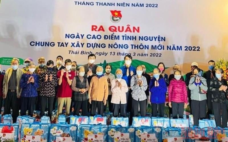 Tặng 60 túi an sinh cho gia đình chính sách huyện Quỳnh Phụ. Thái Bình: Ra quân Ngày cao điểm tình nguyện chung tay xây dựng nông thôn mới -0