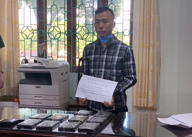 Đối tượng Sùng A Cừ và tang vật tại Cơ quan điều tra.