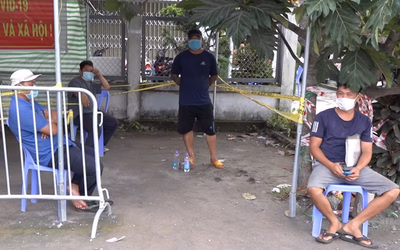 Bốn người trốn trên xe tải.