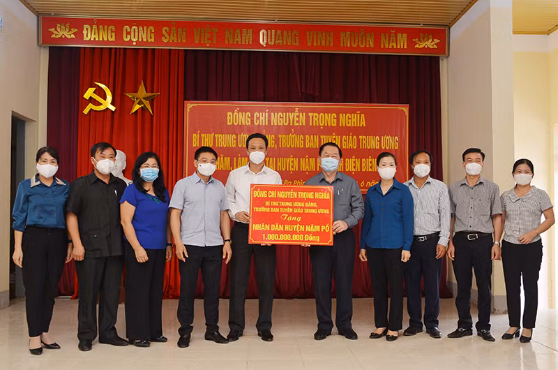 Đồng chí Nguyễn Trọng Nghĩa trao tặng một tỷ đồng cho nhân dân huyện Nậm Pồ.