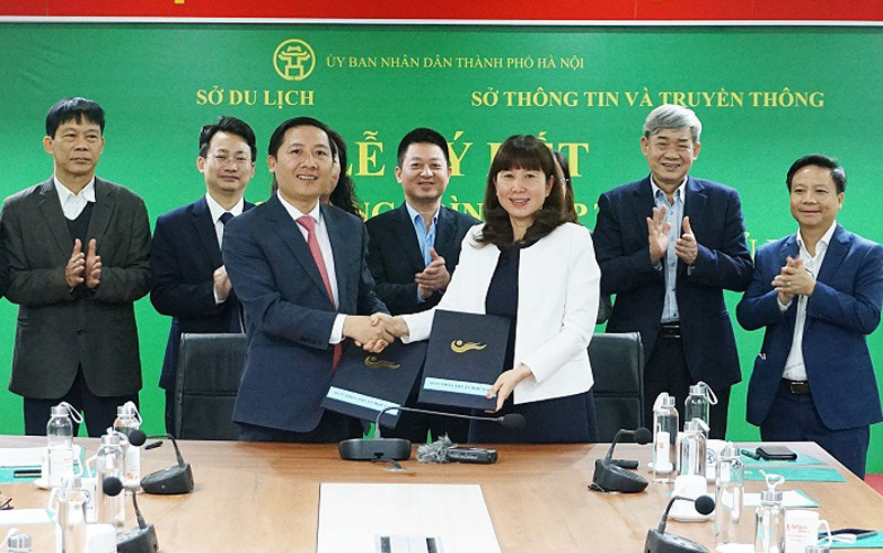 Ký kết Chương trình phối hợp về việc nâng cao hiệu quả thông tin tuyên truyền, quảng bá; ứng dụng CNTT trong hoạt động du lịch. (Ảnh: Sở TTTT Hà Nội) Phối hợp ứng dụng công nghệ thông tin để quảng bá du lịch Thủ đô -0