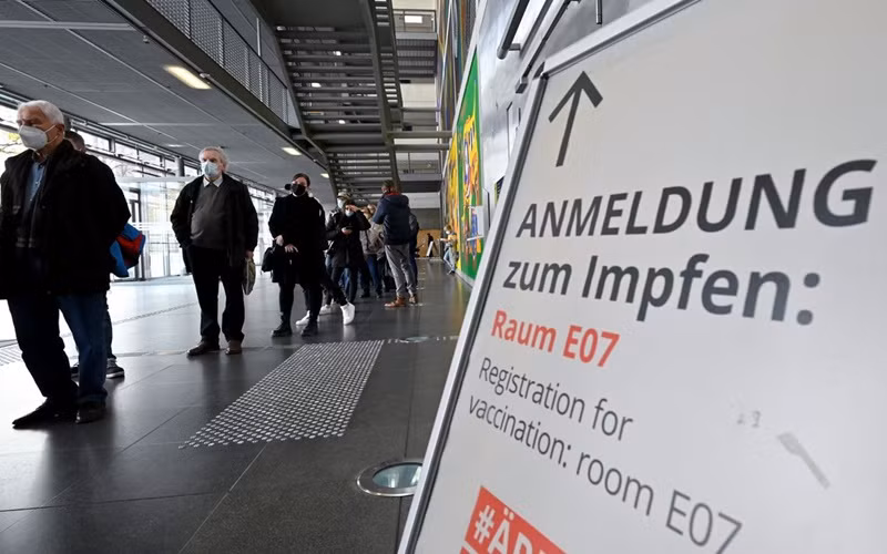 Người dân xếp hàng chờ tiêm chủng tại Đức. (Ảnh: Reuters)