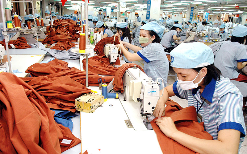 Đơn hàng tới tấp đến với doanh nghiệp dệt may.