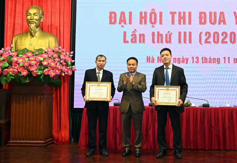 Phó Tổng Biên tập Đinh Như Hoan trao bằng khen của Báo Nhân Dân cho tập thể Ban Thư ký - Biên tập và Vụ Tổ chức - Cán bộ. Đại hội Thi đua yêu nước Báo Nhân Dân lần thứ 3 -0