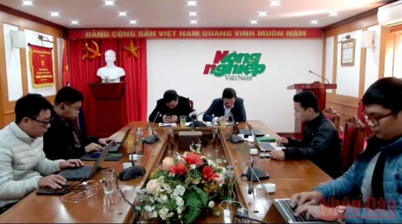 Diễn đàn trực tuyến với chủ đề "Kết nối cung cầu cây ăn trái" tại điểm cầu báo Nông nghiệp Việt Nam. (Ảnh: PHÚC HUY) Nâng cao chất lượng sản phẩm cây ăn trái -0