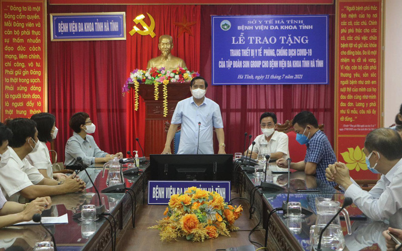 Nguyên Phó trưởng Ban Thường trực Ban Tổ chức Trung ương Nguyễn Thanh Bình phát biểu tại buổi lễ. SunGroup trao tặng trang thiết bị y tế hỗ trợ điều trị Covid-19 trị giá hơn 46 tỷ đồng -0