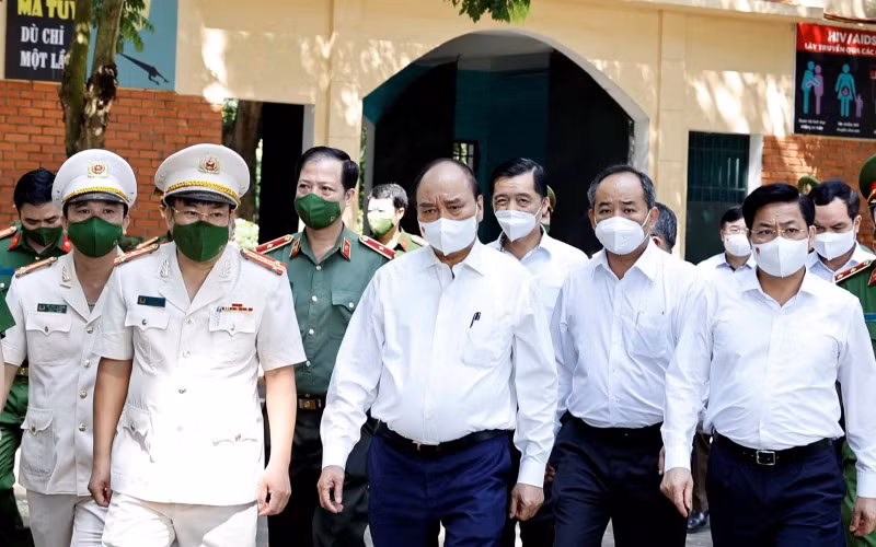 Chủ tịch nước Nguyễn Xuân Phúc kiểm tra công tác xét đặc xá năm 2021 tại Trại giam Ngọc Lý. Ảnh: TTXVN