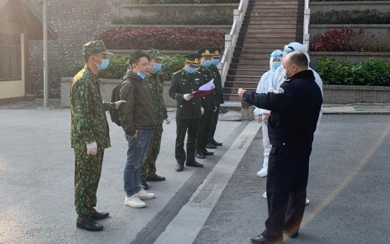 Lực lượng chức năng giữ người nhập cảnh trái phép. Cuộc chiến thắng đánh giặc Covid-19 từ