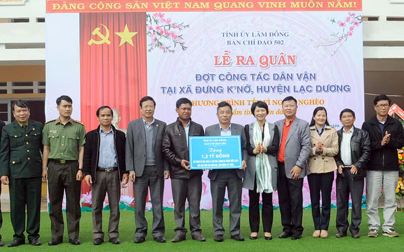 Ban chỉ đạo 502 tỉnh Lâm Đồng trao tặng kinh phí để xây dựng một số công trình tại xã Đưng K’Nớ.