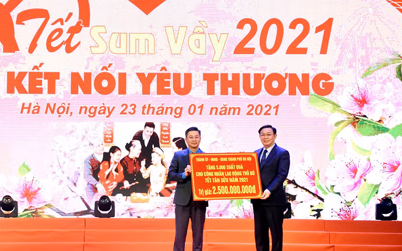 Đồng chí Vương Đình Huệ - Ủy viên Bộ chính trị, Bí thư Thành ủy Hà Nội trao tặng 5.000 suất quà cho công nhân lao động Thủ đô Tết Tân Sửu 2021.