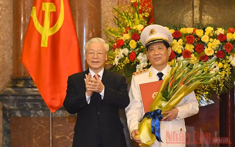 Tổng Bí thư, Chủ tịch nước Nguyễn Phú Trọng trao Quyết định thăng quân hàm Thượng tướng cho đồng chí Nguyễn Văn Sơn. Ảnh: DUY LINH