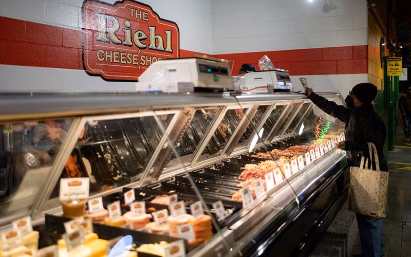 Giá thực phẩm thiết yếu tăng 11,9% so cùng kỳ năm ngoái. (Ảnh: Reuters)