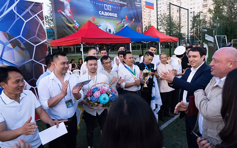 Lãnh đạo Sadovod chúc mừng các đội bóng. (Ảnh: Thanh Thể)