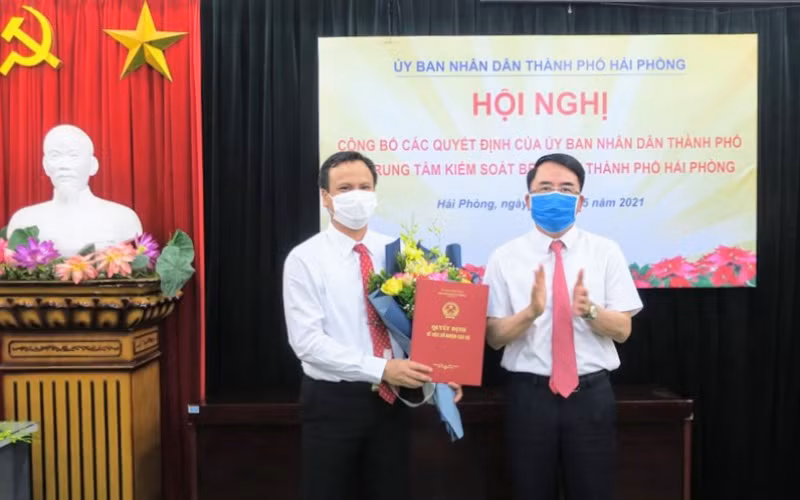 Lãnh đạo TP Hải Phòng trao Quyết định thành lập Trung tâm Kiểm soát bệnh tật Hải Phòng.