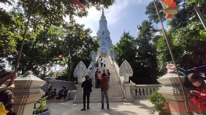 Nhiều khách đến thăm cố đô Oudong thuộc tỉnh Kampong Speu trong dịp lễ hội đua thuyền vừa qua. (Ảnh: Nguyễn Hiệp) Du lịch Campuchia từng bước phục hồi -0