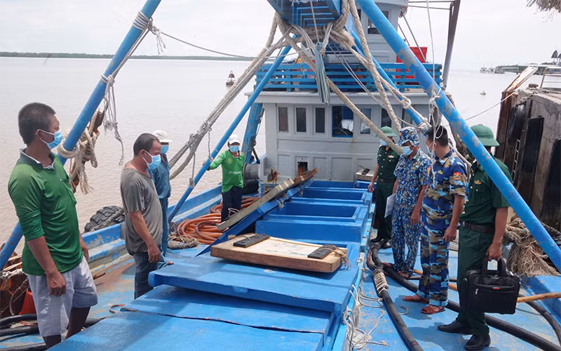 Tổ tuần tra tiến hành kiểm tra phương tiện vận chuyển dầu trái phép.