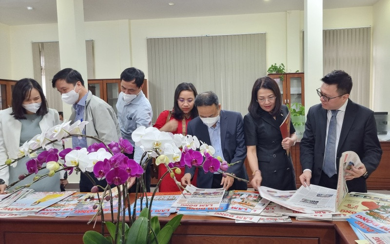 Đoàn công tác Báo Nhân Dân thăm Tòa soạn Báo Lâm Đồng. Đoàn công tác Báo Nhân Dân thăm và làm việc tại Lâm Đồng -0
