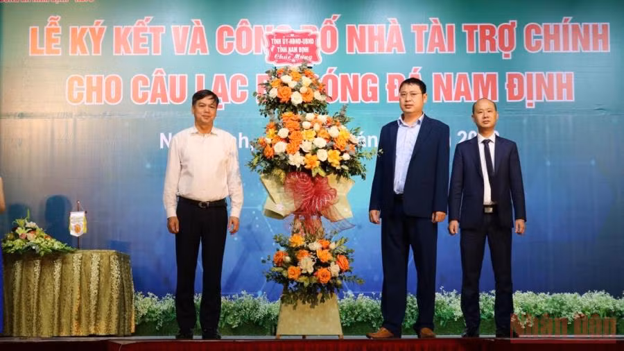 Phó Chủ tịch UBND tỉnh Nam Định Trần Lê Đoài tặng hoa cho lãnh đạo Tập đoàn Xuân Thiện.