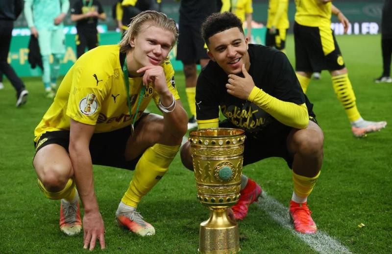 Hai sao trẻ Erling Haaland (trái) và Jadon Sancho ăn mừng cùng chiếc Cúp quốc gia Đức. (Ảnh: Getty Images) Nhấn chìm Granada, Real níu hy vọng đua vô địch La Liga -0
