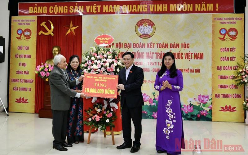 Bí thư Thành uỷ Vương Đình Huệ tặng hoa chúc mừng khu dân cư 14 phường Phú Thượng, quận Tây Hồ. Bí thư Thành ủy Hà Nội dự Ngày hội đại đoàn kết toàn dân tộc tại quận Tây Hồ -0