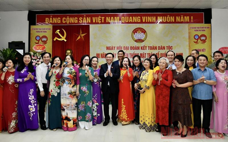 Các đồng chí lãnh đạo Ủy ban TƯ MTTQ Việt Nam, thành phố Hà Nội cùng các đại biểu vui Ngày hội Đại đoàn kết với người dân. Bí thư Thành ủy Hà Nội dự Ngày hội đại đoàn kết toàn dân tộc tại quận Tây Hồ -0