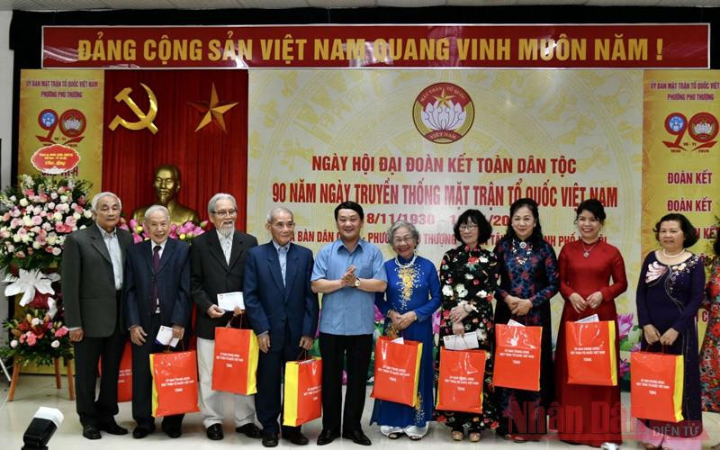 Phó Chủ tịch - Tổng thư ký Ủy ban TƯ MTTQ Việt Nam Hầu A Lềnh tặng quà cho các gia đình tiêu biểu. Bí thư Thành ủy Hà Nội dự Ngày hội đại đoàn kết toàn dân tộc tại quận Tây Hồ -0
