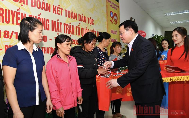 Bí thư Thành uỷ Vương Đình Huệ tặng quà cho các hộ gia đình có hoàn cảnh khó khăn trên địa bàn. Bí thư Thành ủy Hà Nội dự Ngày hội đại đoàn kết toàn dân tộc tại quận Tây Hồ -0