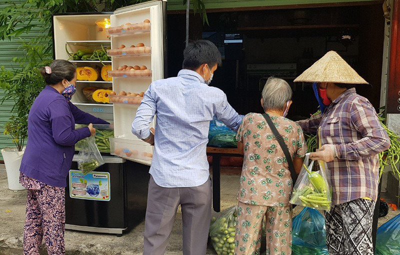Người dân đến nhận thực phẩm tại Tủ lạnh cộng đồng, quận Bình Thạnh. Ấm lòng mùa dịch với Tủ lạnh cộng đồng -0