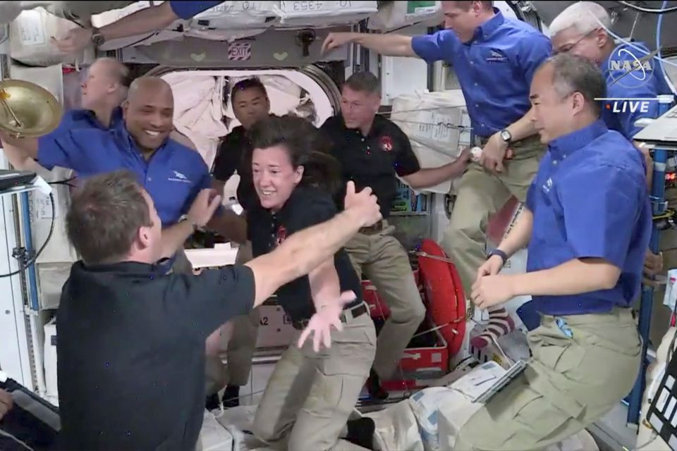 Họ vui mừng ôm lấy nhau. Ảnh: NASA. Trạm vũ trụ đang có dân số đông nhất trong một thập kỷ -0
