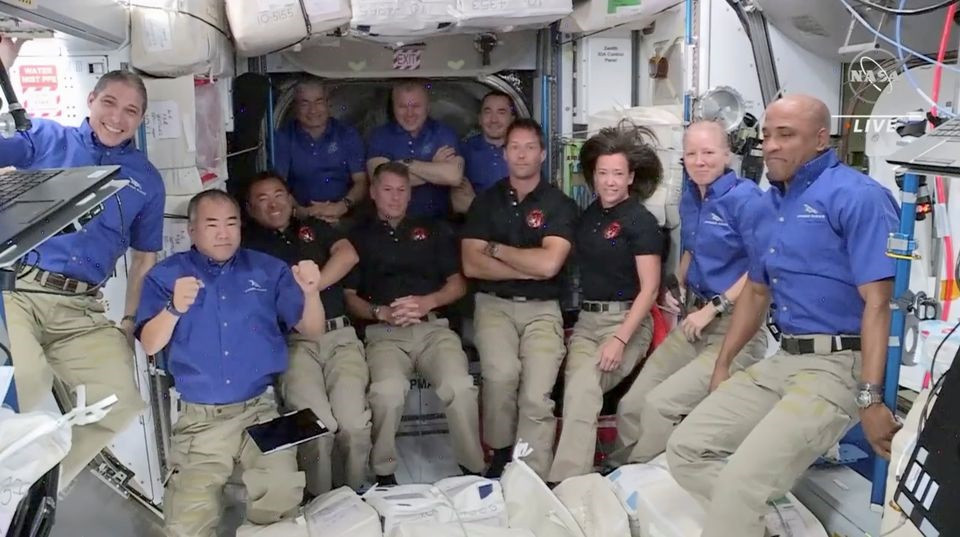 11 phi hành gia đang sống trên Trạm vũ trụ quốc tế. Ảnh NASA.